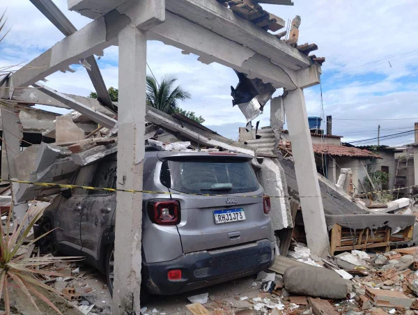 Imagem colorida de casa desabada após explosão - Metrópoles