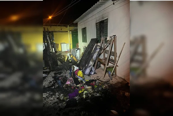 Imagem colorida mostra casa incendiada