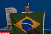 Presidente Lula ergue bandeira do Brasil após votar em SBC