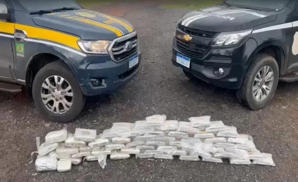 Polícia encontra 20kg de skunk escondidos em painel falso de carro