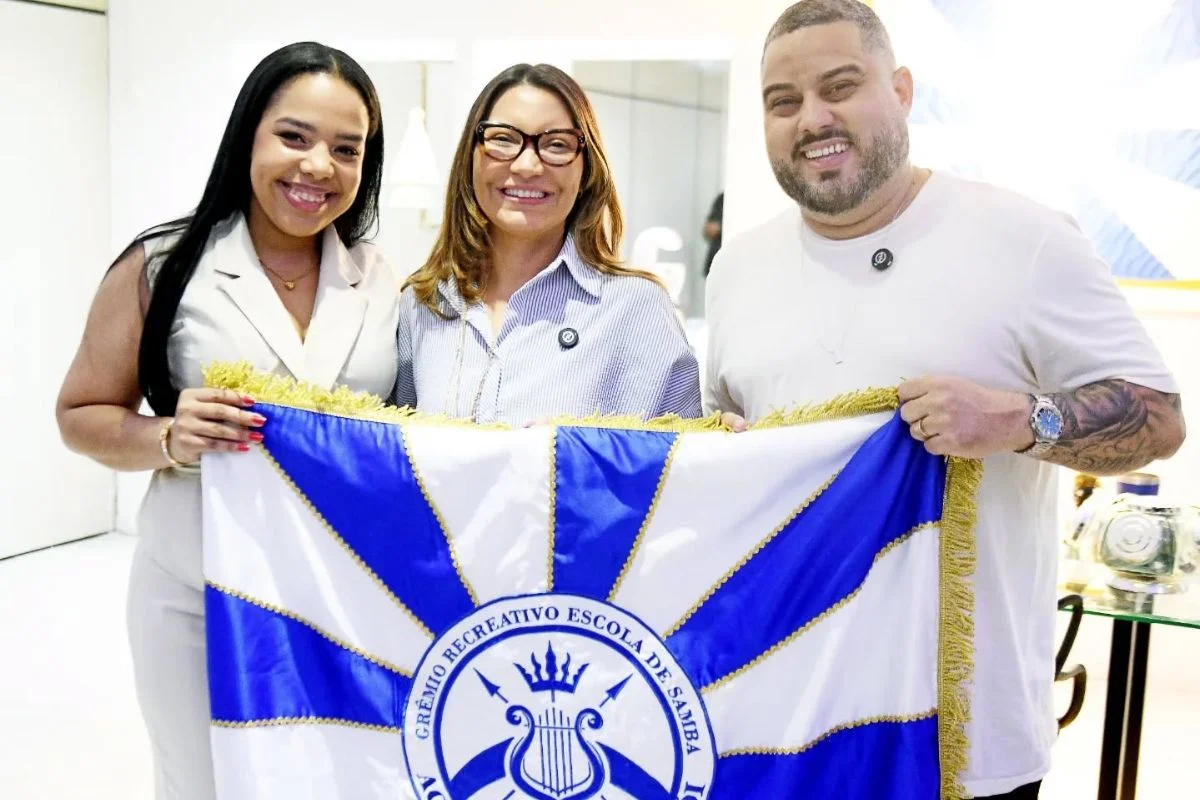 Imagem colorida,Na foto, Janja está com o presidente da Acadêmicos de Niterói ,Wallace Palhares, e pela primeira-dama da escola, Amanda Palhares -Metrópoles