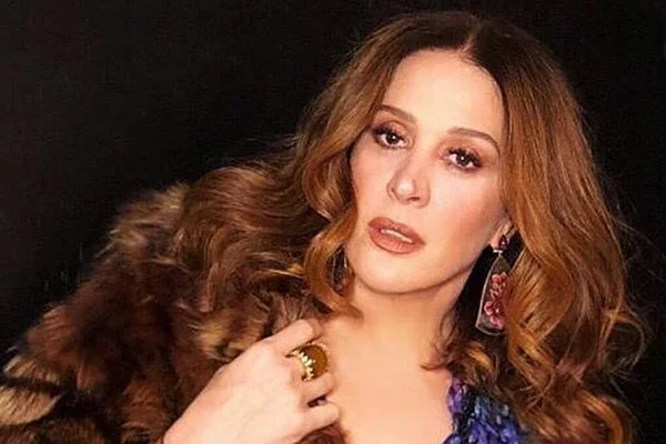 Pelada, Claudia Raia tenta esconder tudo em foto com marido