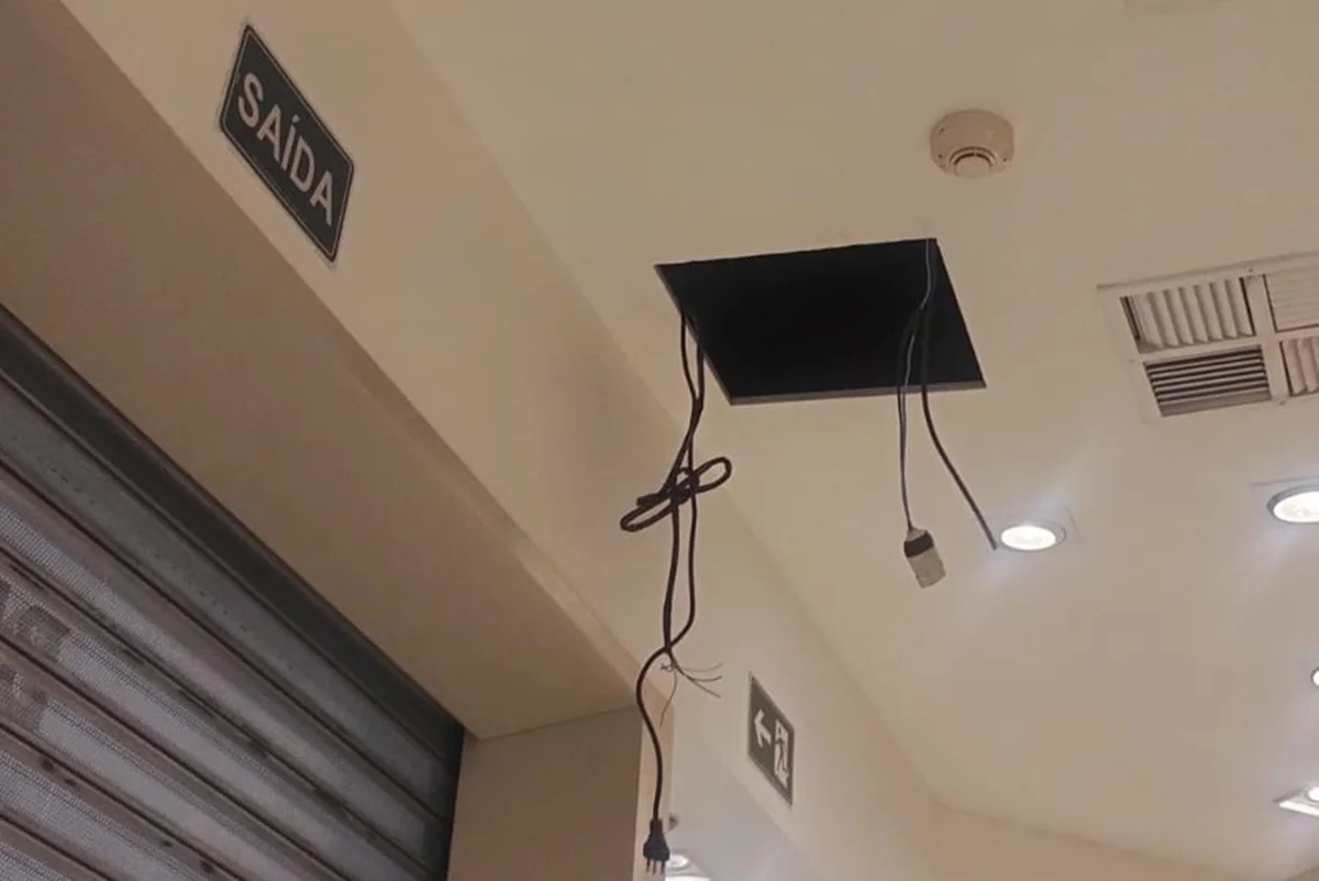 Rombo feito no teto do shopping Rombo feito no teto do shopping