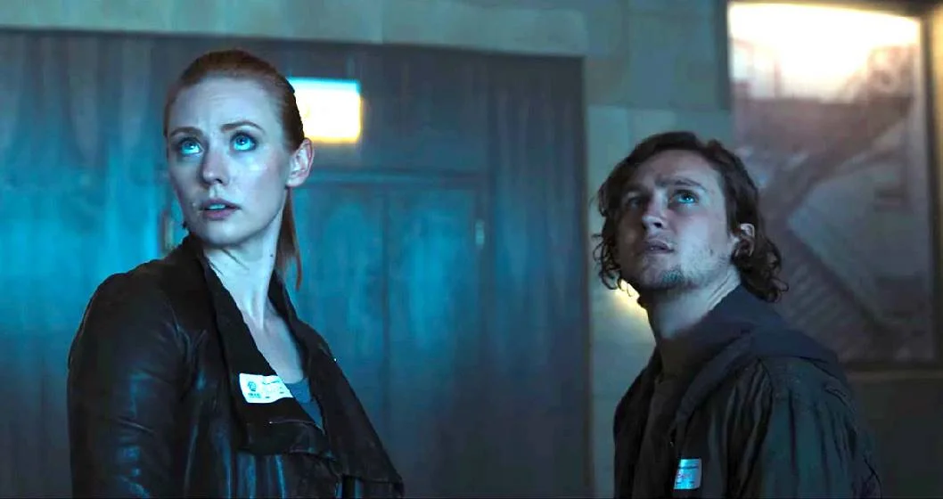 Deborah Ann Woll, de O Demolidor (Netflix), é a ex-oficial do exército, enquanto Logan Miller é o atendente de supermercado Ben Deborah Ann Woll, de O Demolidor (Netflix), é a ex-oficial do exército, enquanto Logan Miller é o atendente de supermercado Ben