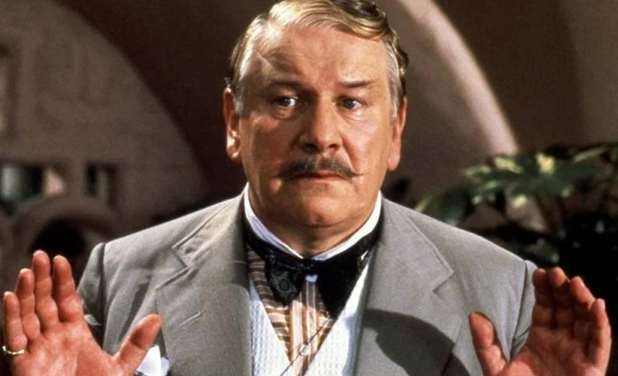 <b>"Assassinato num Dia de Sol" (1982)</b>. De volta ao papel de Poirot pela segunda vez, Peter Ustinov visita uma ilha paradisíaca para investigar a morte de uma mulher por estrangulamento. Todos os frequentadores do lugar parecem ter um álibi perfeito <b>"Assassinato num Dia de Sol" (1982)</b>. De volta ao papel de Poirot pela segunda vez, Peter Ustinov visita uma ilha paradisíaca para investigar a morte de uma mulher por estrangulamento. Todos os frequentadores do lugar parecem ter um álibi perfeito