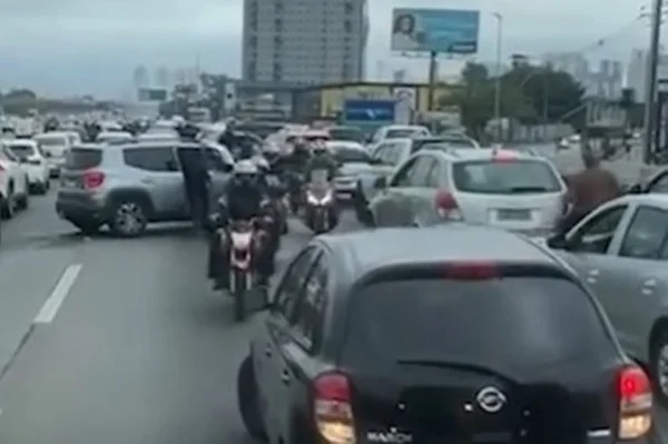 Imagem mostra motos e carros trafegando na contramão - Metrópoles