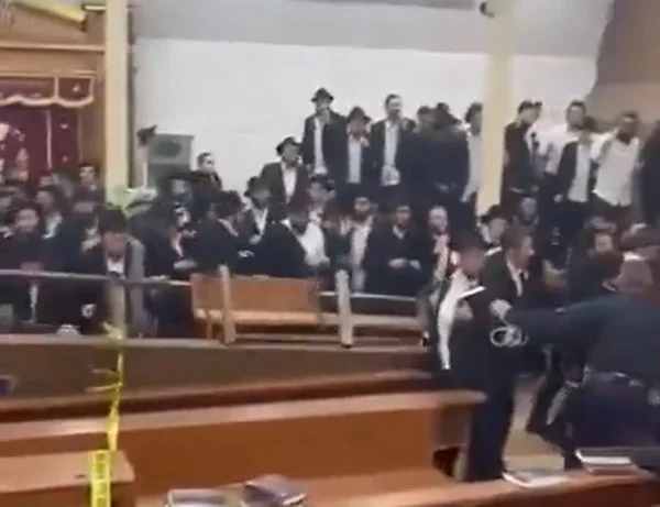 Imagem colorida de judeus durante confusão com polícia de Nova York, nos EUA - Metrópoles