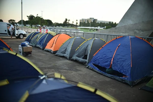 Manifestantes retiram acampamentos da área central do Plano Piloto