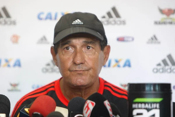 Muricy critica veto a jogos no Maracanã e promete rodízio no elenco