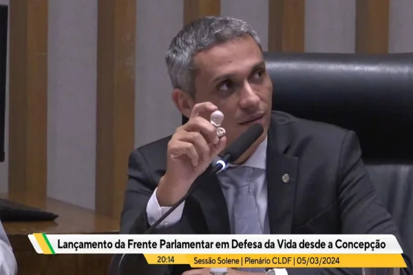 Deputado Gustavo Gayer segurando boneco que representa feto