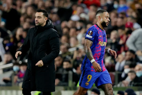 Foto colorida de Memphis Depay e Xavi - Metrópoles