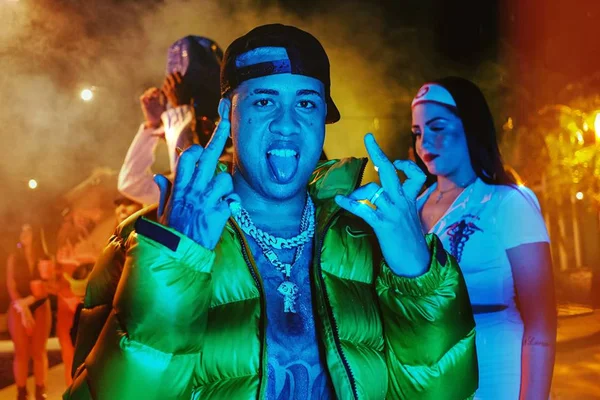 Kawe, Kuririn e mais: sem apoio, rappers independentes dominam a web