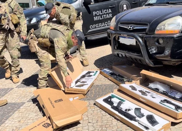 Foto colorida de policiais militares e fuzis da tcheca - Metrópoles