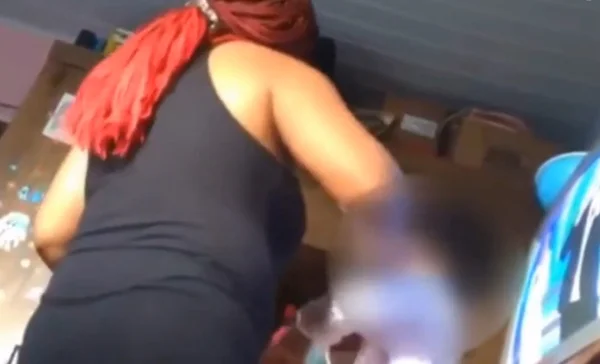 Imagem colorida mostra uma mulher agredindo uma criança de 11 anos. Ela é a mãe da menina, que acabou morrendo depois da tortura - Metrópoles