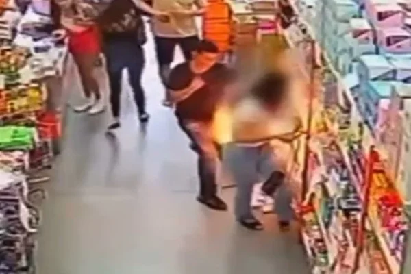Jovem se desespera após celular explodir na calça dela