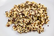 Além de ser um ótimo alimento para o ganho de massa magra e rica em fibras, a quinoa ainda é livre de açúcar, glúten e colesterol Além de ser um ótimo alimento para o ganho de massa magra e rica em fibras, a quinoa ainda é livre de açúcar, glúten e colesterol