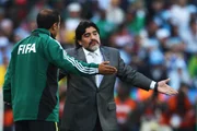 Como técnico principal do país, Diego Maradona discute com o quarto árbitro durante a partida do Grupo B da Copa do Mundo de 2010 Como técnico principal do país, Diego Maradona discute com o quarto árbitro durante a partida do Grupo B da Copa do Mundo de 2010