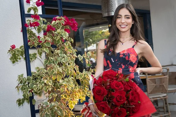 Maria Victória Venâncio festeja 20 anos em uma animada sunset party