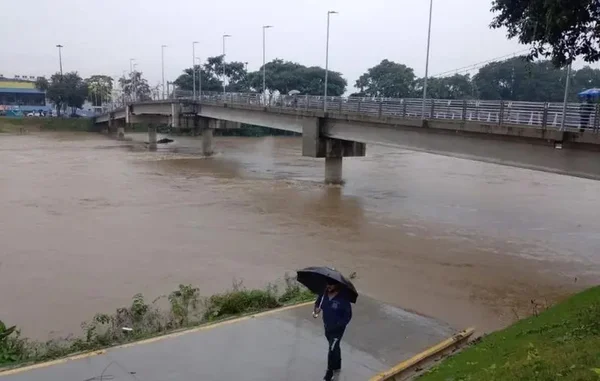 Chuvas deixam dois mortos, ruas alagadas e rodovias interditadas em SC