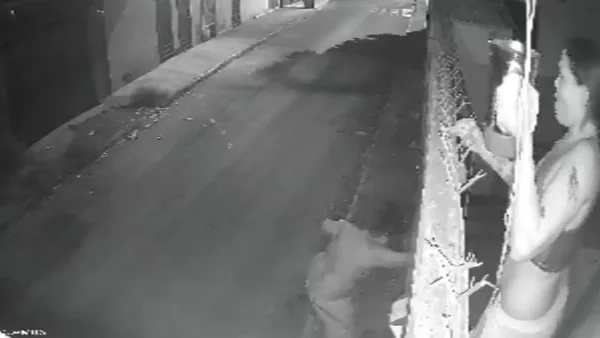 imagem colorida mulher joga agua quente em vizinho em goiania