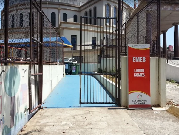 foto colorida da Fachada da EMEB Lauro Gomes, em São Bernardo - Metropoles