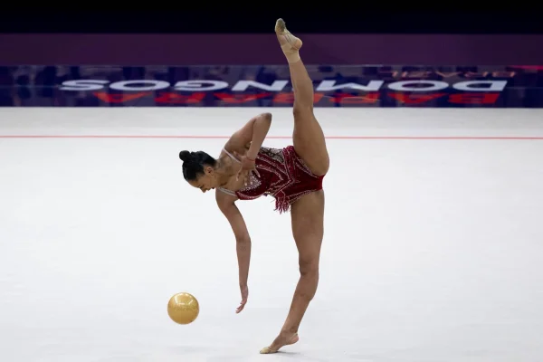 Imagem colorida de Babi Domingos, ginasta brasileira no Mundial- Metrópoles