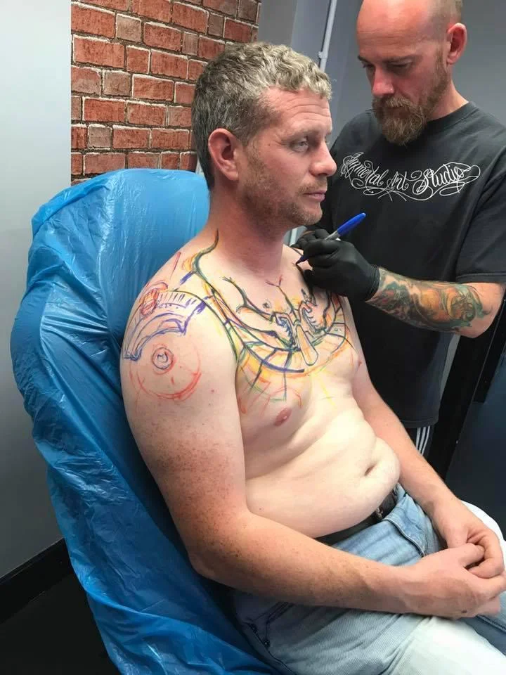 Homem faz tatuagem inusitada e imagem viraliza na internet - imagem 1 Homem faz tatuagem inusitada e imagem viraliza na internet - imagem 1