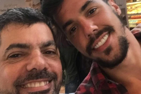 Foto colorida Lipe Ribeiro e o pai - Metrópoles