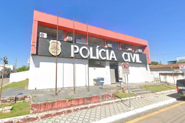 A mãe, de 63 anos, informou que o filho, de 37, teria invadido a residência e esfaqueado as vítimas. Caso aconteceu em Caçapava - Metrópoles