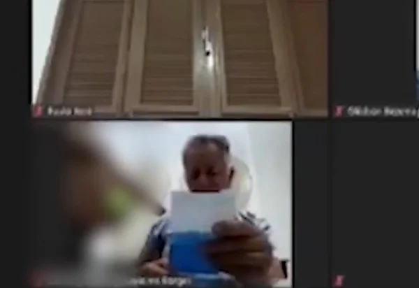 Sem blusa e shortinho: mulher seminua aparece em sessão de vereadores. Veja - destaque galeria Sem blusa e shortinho: mulher seminua aparece em sessão de vereadores. Veja - destaque galeria