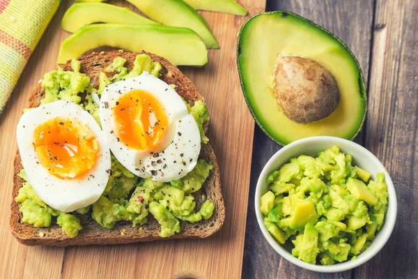 Entenda o hype da #avocadotoast, delícia que virou febre na Internet