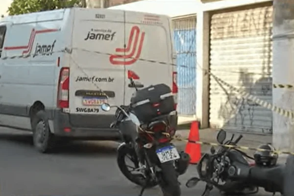 Imagem colorida de duas motocicletas no local onde GCM foi baleado por criminosos - Metrópoles
