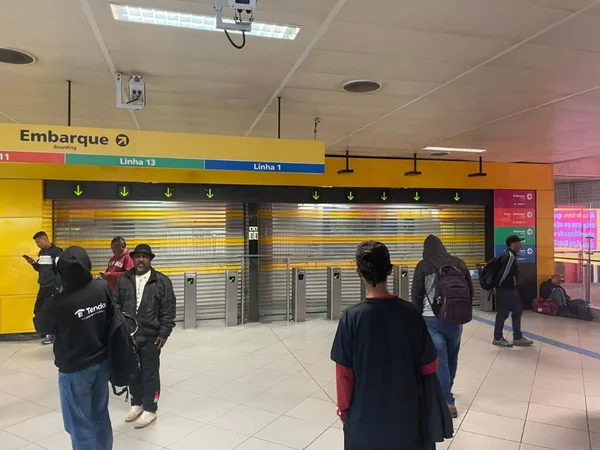 foto colorida de passageiros da Linha Amarela aguardando, sem sucesso, transferência para Linha Azul em dia de greve - Metropoles