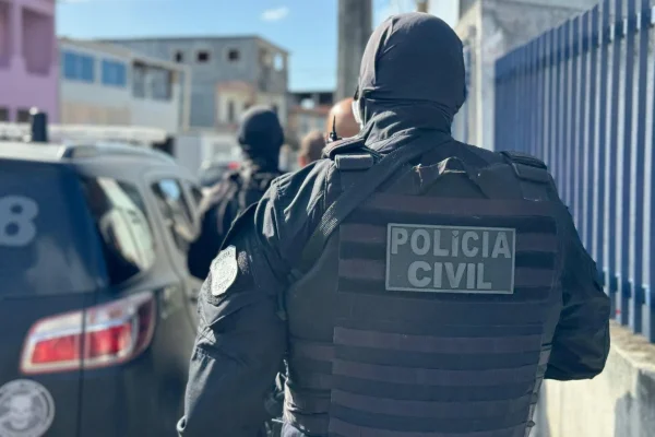 Imagem colorida de policiais civis na Bahia