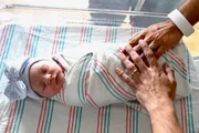 Lucas Rangel e Lucas Bley mostram a filha recém-nascida