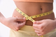 O déficit calórico, ou seja, consumir menos calorias do que se gasta diariamente, é uma boa estratégia para quem busca perder peso