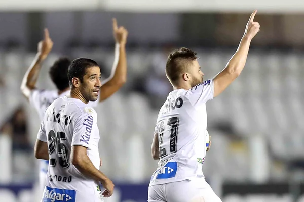 Com cruzamentos certeiros de Sánchez, Santos bate Ceará de virada