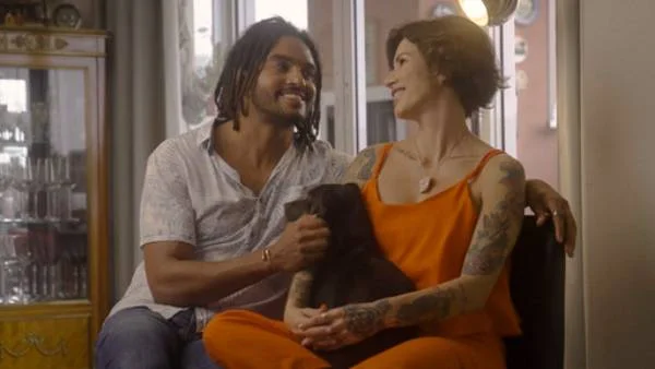 Com ajuda de casal de reality show, Itaú quebra mitos sobre consórcios