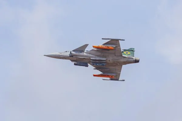 Imagem colorida do F-39 Gripen, caça supersônico - Metrópoles