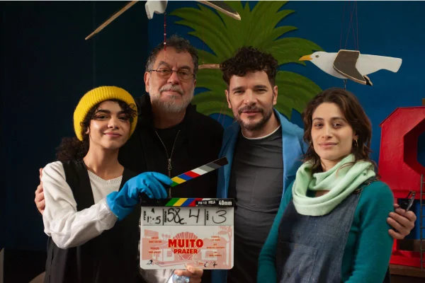 Muito Prazer, novo filme de Jorge Furtado, investiga como se dão as paixões e as relações no tempo dos algoritmos através da comédia - Metrópoles