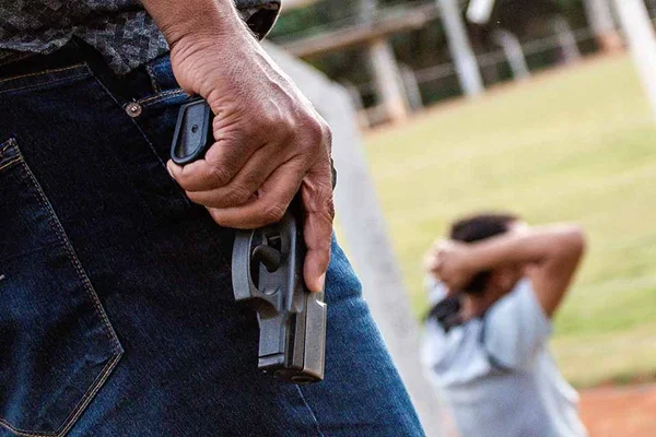 Sargento atira contra genro ao flagrá-lo no quarto da filha