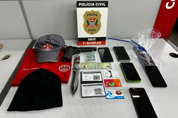 Foto colorida de objetos apreendidos pela polícia durante Operação Pista Quente.