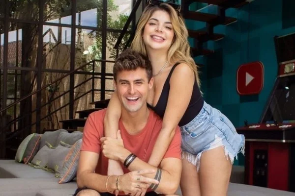 Gkay e Rezende abraçados sorrindo para a câmera