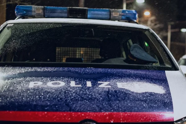 Imagem colorida mostra viatura da policia da austria - MEtropoles