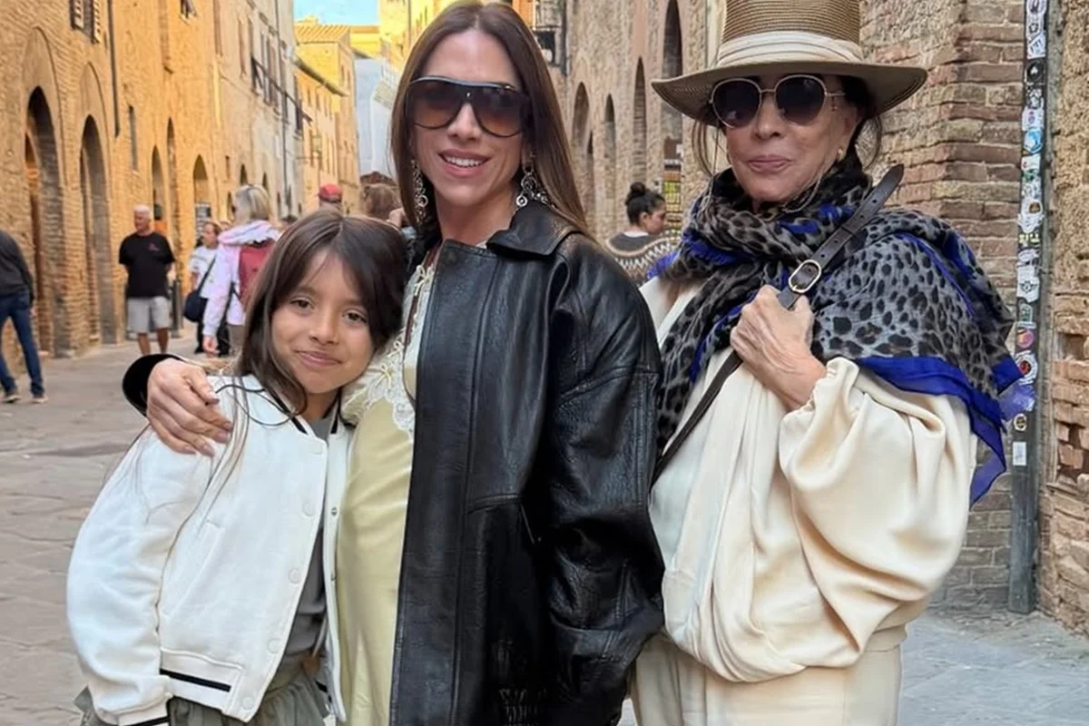 Patrícia Abravanel posa ao lado da filha e da mãe Patrícia Abravanel posa ao lado da filha e da mãe