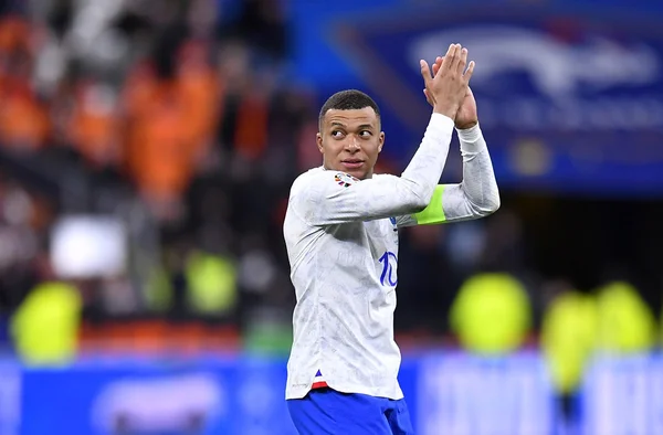 Mbappé marca 2 vezes no 1º jogo como capitão e França goleia Holanda