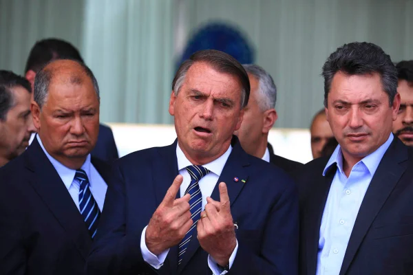 Bolsonaro mostra dois dedos para a imprensa enquanto fala