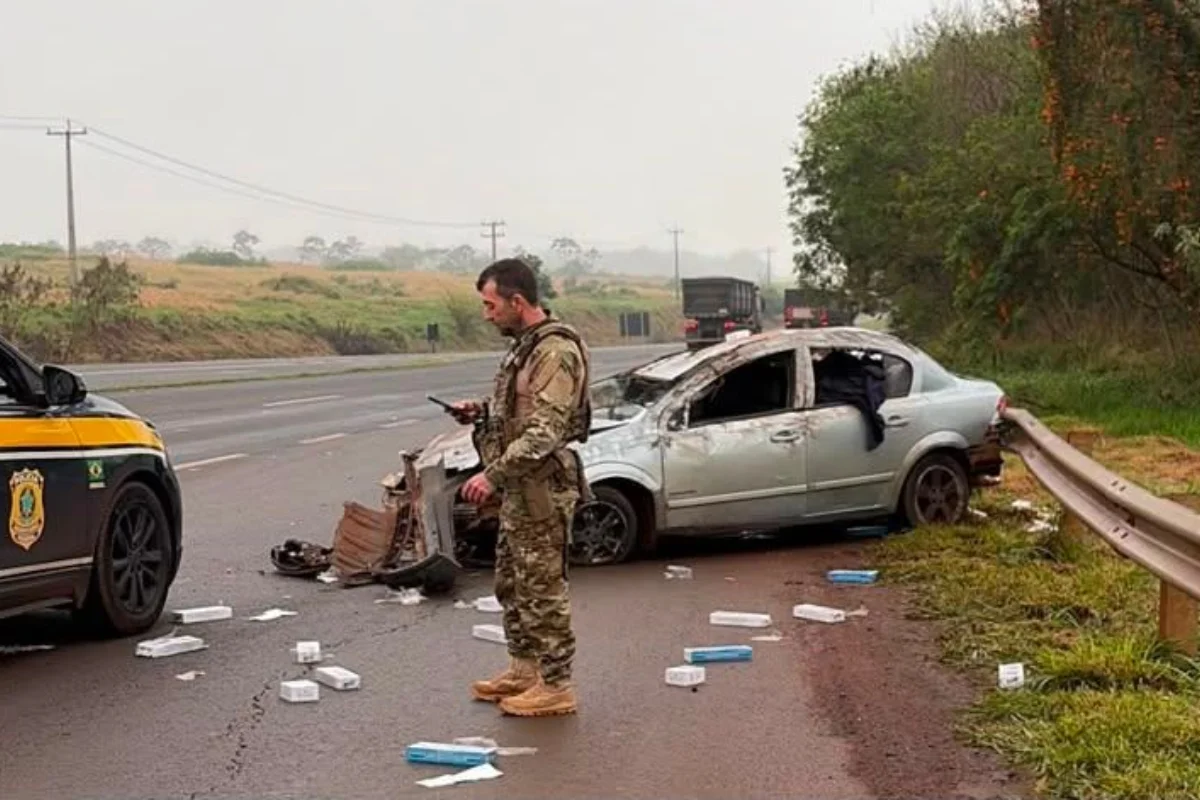 Motorista capota ao fugir da PRF e tem carga de contrabando apreendida. Vídeo