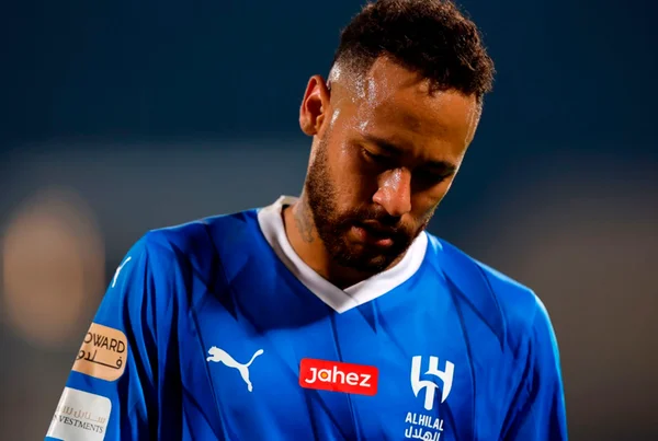 Imagem colorida de Neymar cabisbaixo - Metrópoles