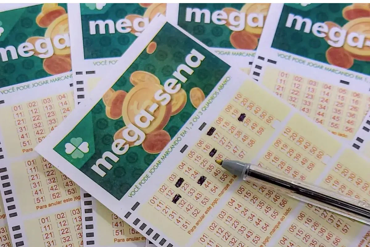 Imagem colorida de bilhete da mega-sena - Metrópoles